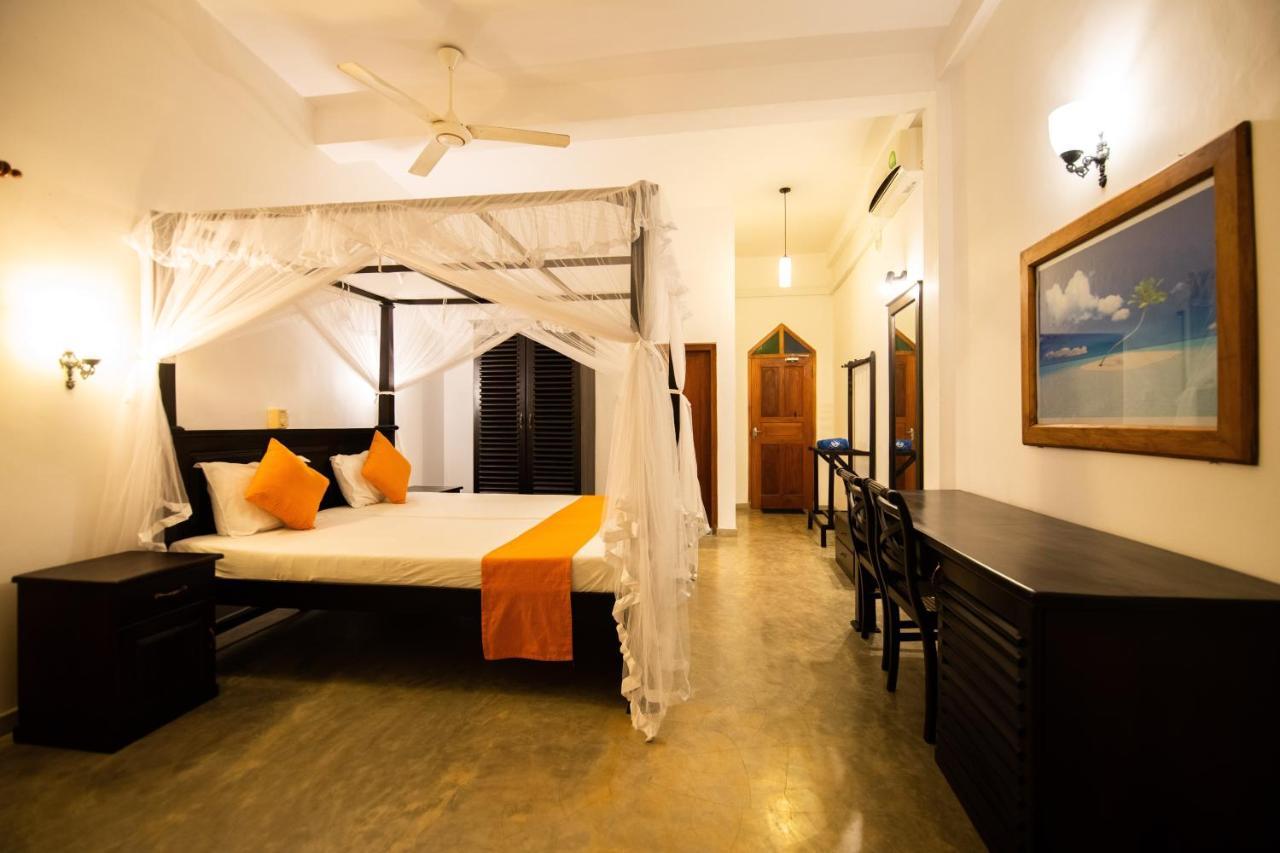 International Beach Hotel & Restaurant Hikkaduwa Bagian luar foto