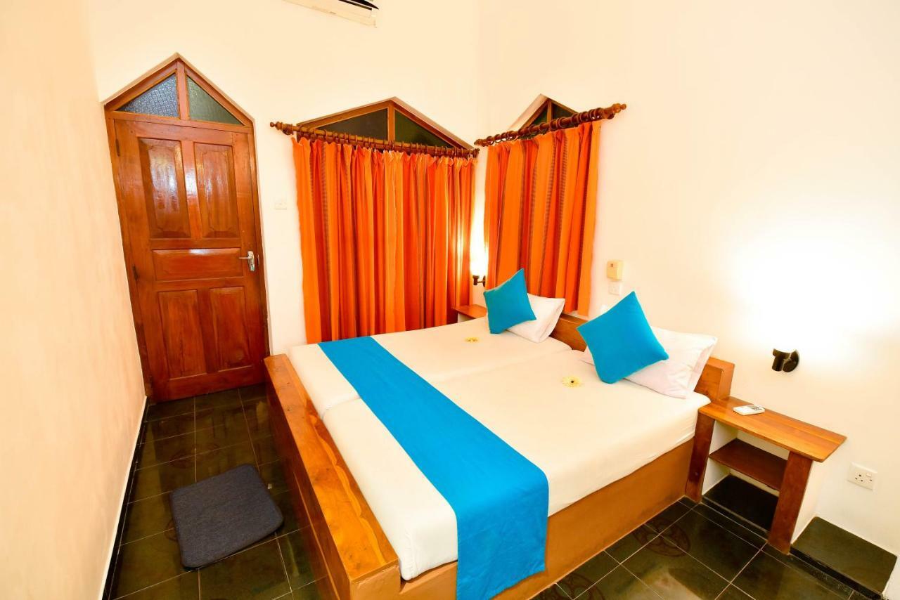 International Beach Hotel & Restaurant Hikkaduwa Bagian luar foto